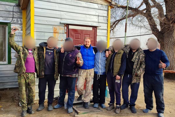 Выпускники и реабилитанты у входа центра Спасово